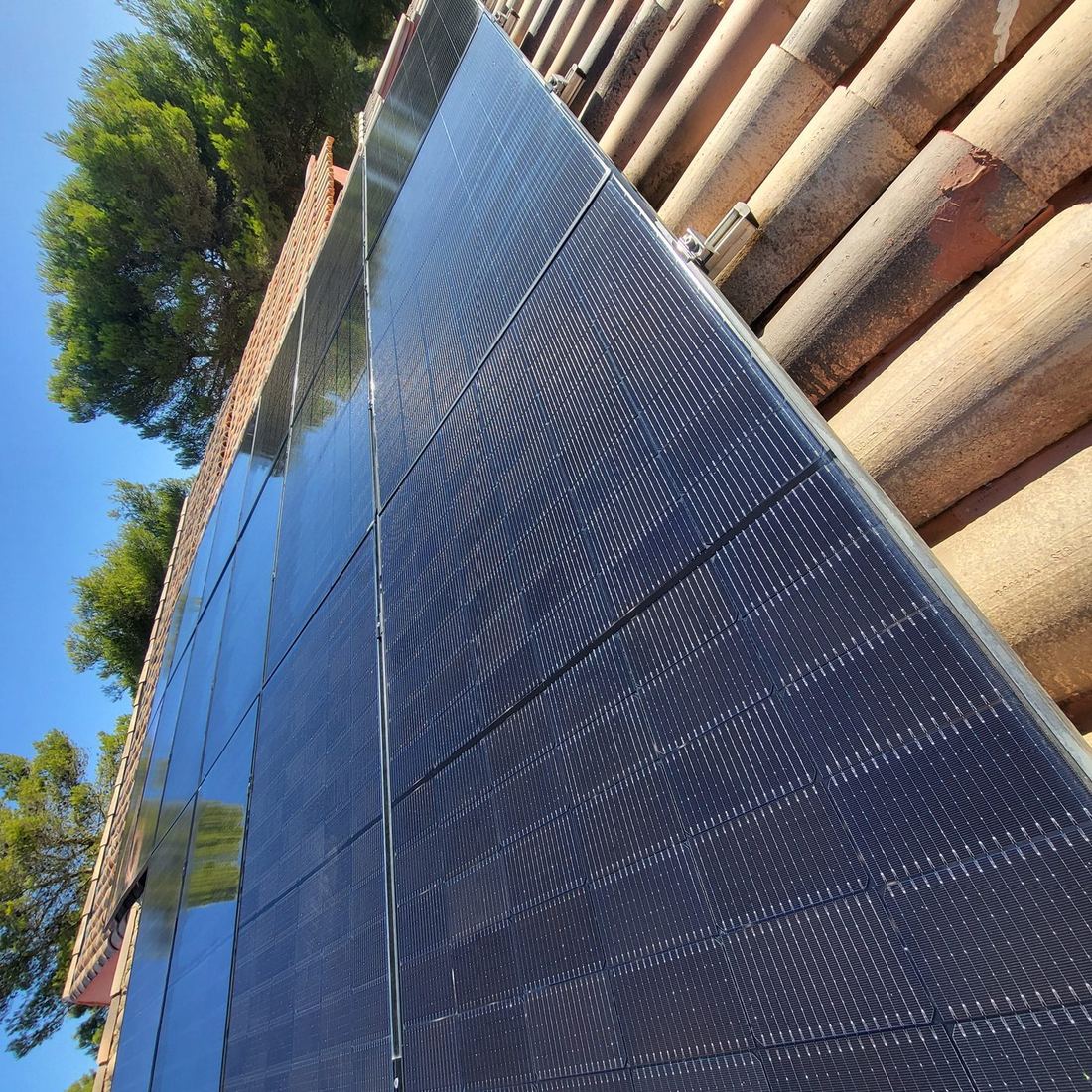 Installation photovoltaïque complète en toiture après nettoyage intégral