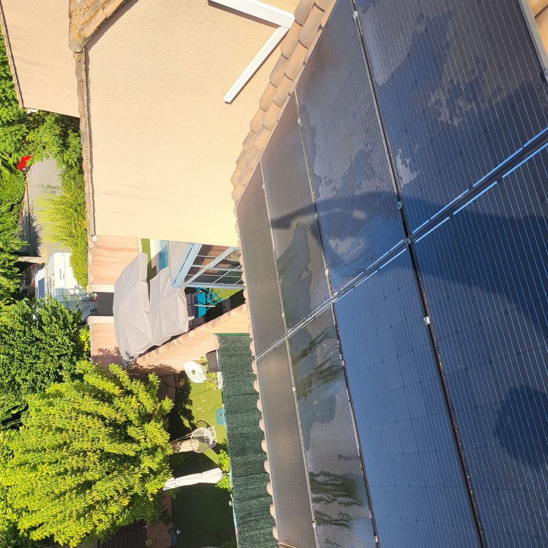 Panneaux solaires résidentiels partiellement nettoyés, la zone traitée est visiblement plus nette