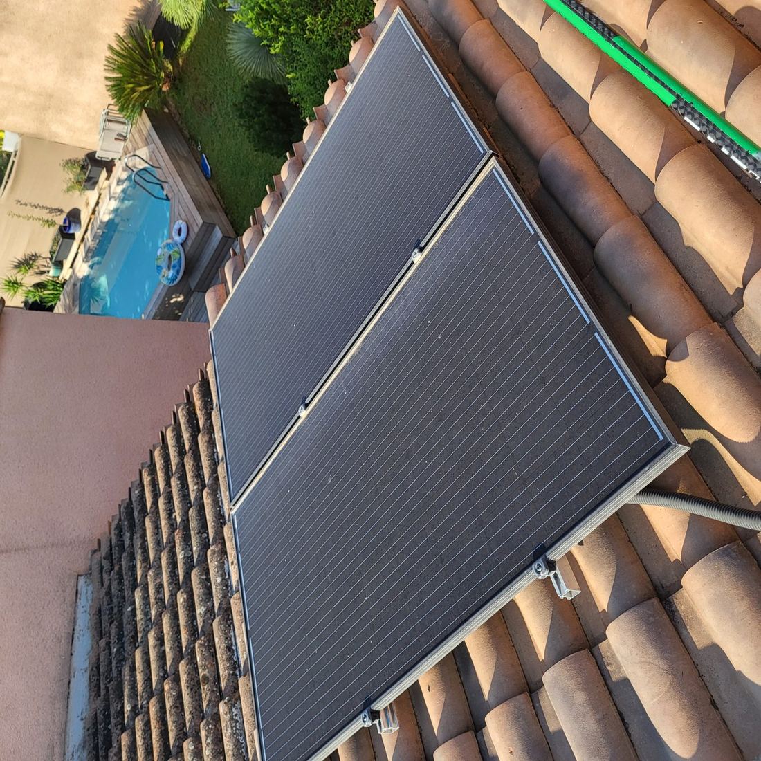 Panneaux photovoltaïques propres après intervention, sur toiture en tuiles