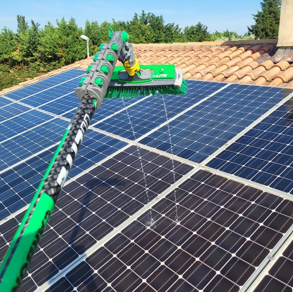 Nettoyage de panneaux solaires à la brosse eau pure
